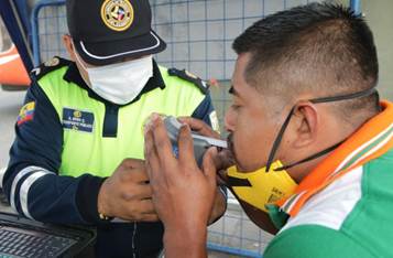 Imagen que contiene persona, hombre, celular, viendo

El contenido generado por IA puede ser incorrecto.